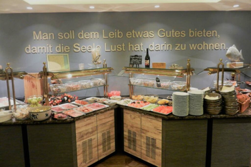 Blick auf das Frühstücksbuffet im Hotel Ennen in Norderney
