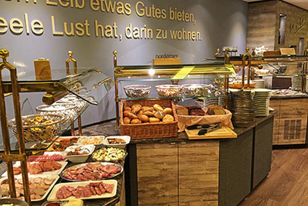 Blick auf das Frühstücksbuffet im Hotel Ennen in Norderney