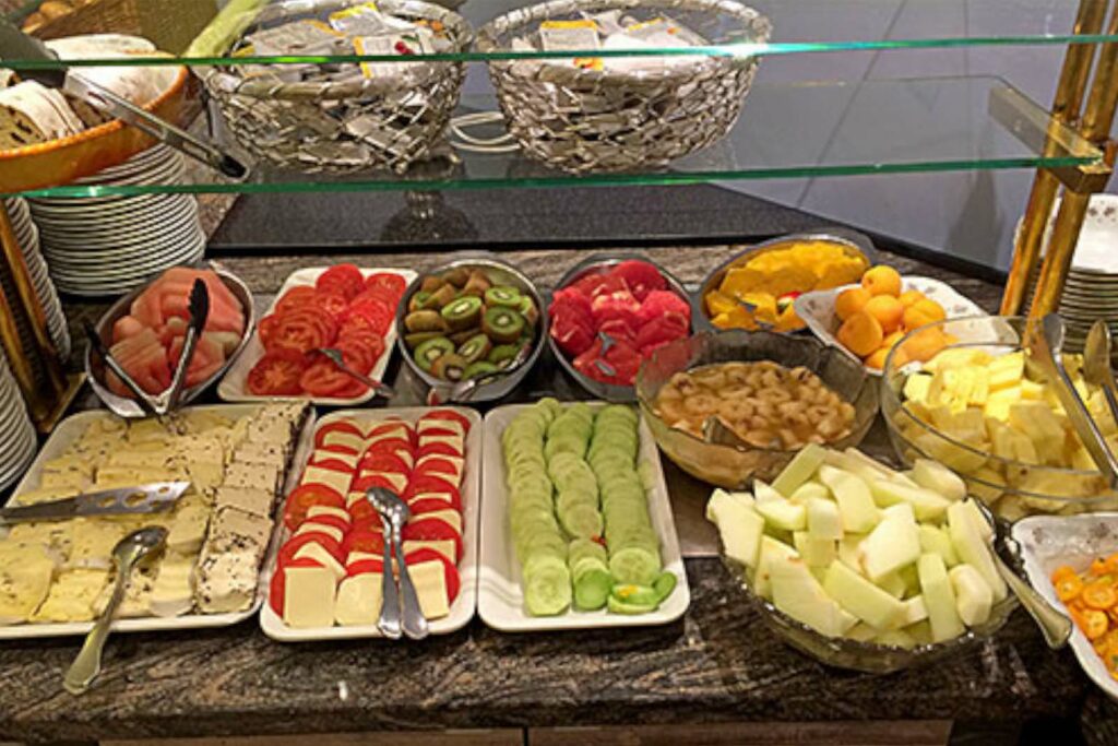 Blick auf das Frühstücksbuffet im Hotel Ennen in Norderney