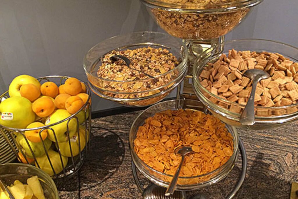 Blick auf das Frühstücksbuffet Schalem mit Müsli im Hotel Ennen in Norderney