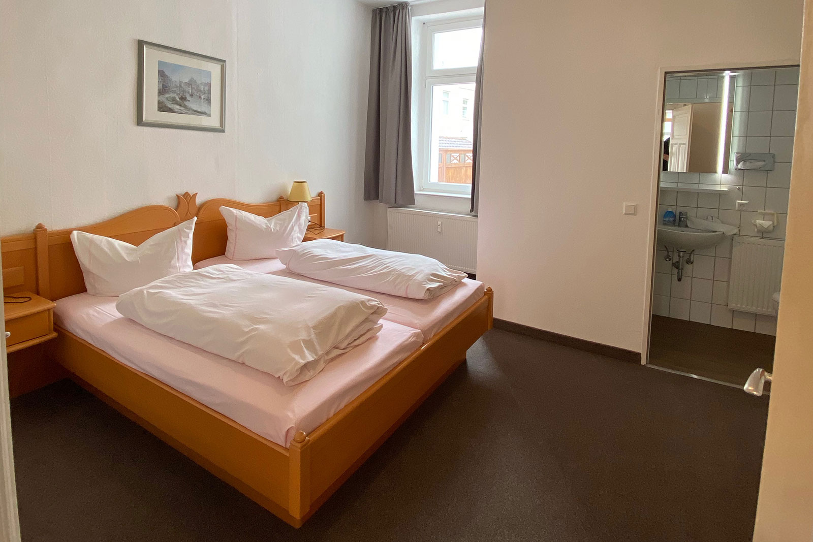 Hotel_Ennen_Ferienwohnung_Luisenstrasse_Wohnung2__Schlafzimmer