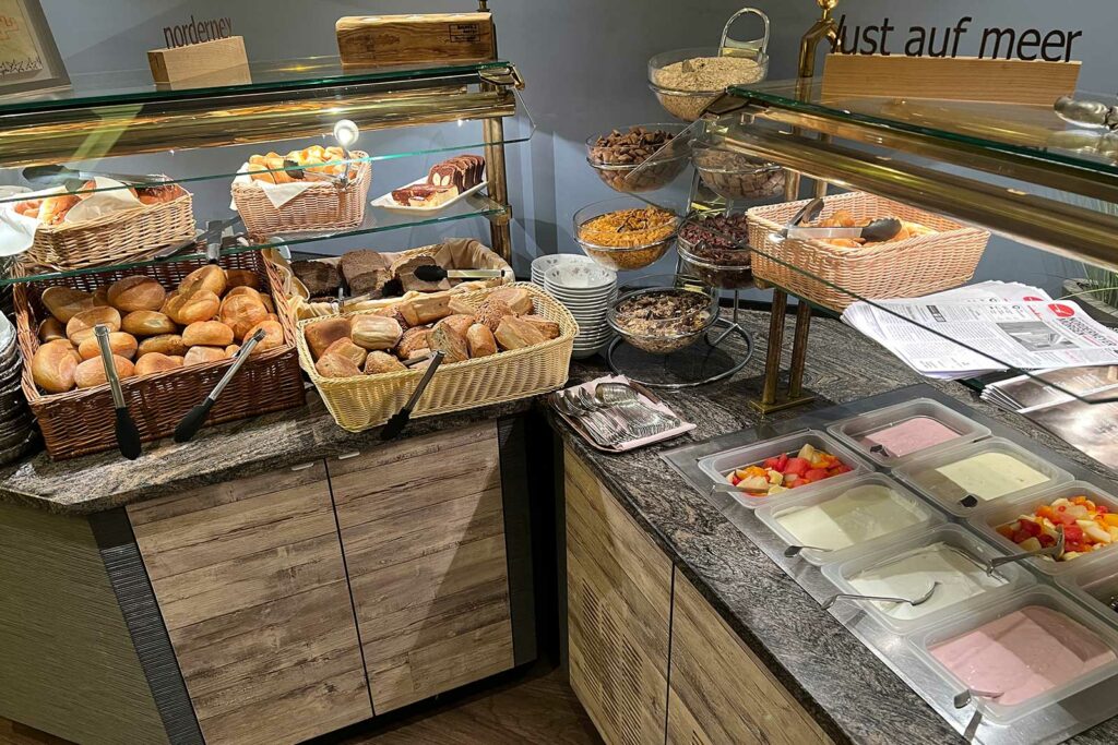 Blick auf das Frühstücksbuffet im Hotel Ennen in Norderney