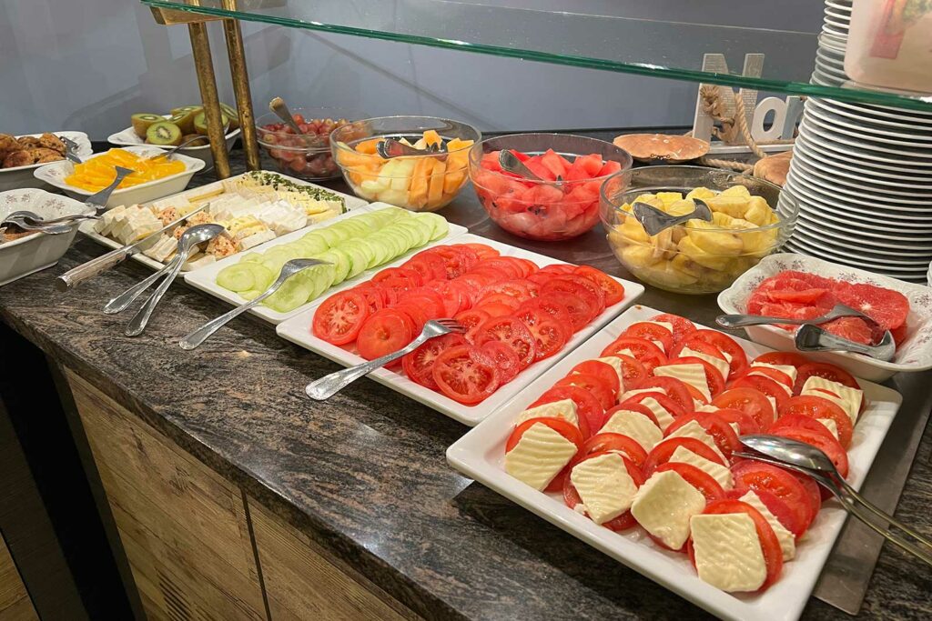 Blick auf das Frühstücksbuffet im Hotel Ennen in Norderney